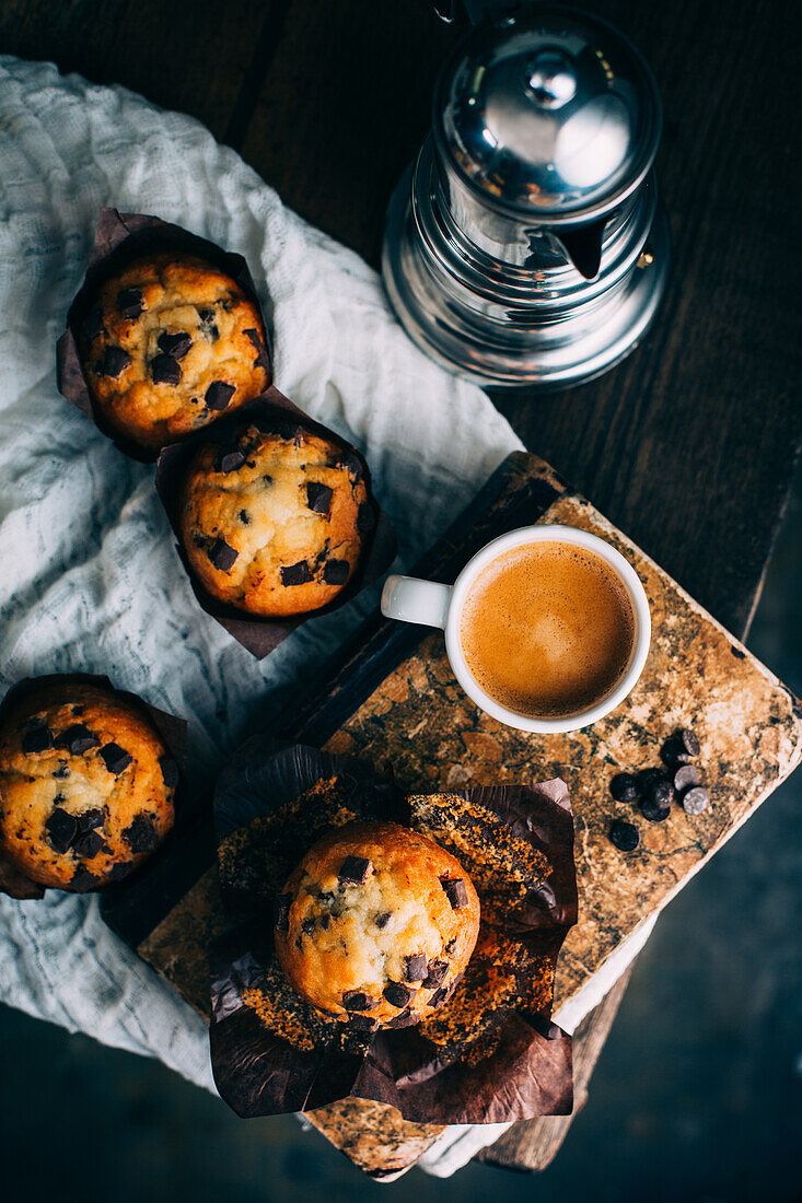 Schokoladenmuffins und Kaffeetasse auf dunklem Hintergrund