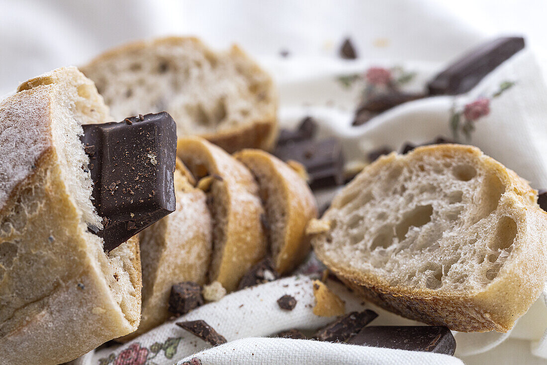 Von oben auf ein Stück köstliche Schokolade in einem appetitlichen, frisch gebackenen Baguette-Brot in der Küche