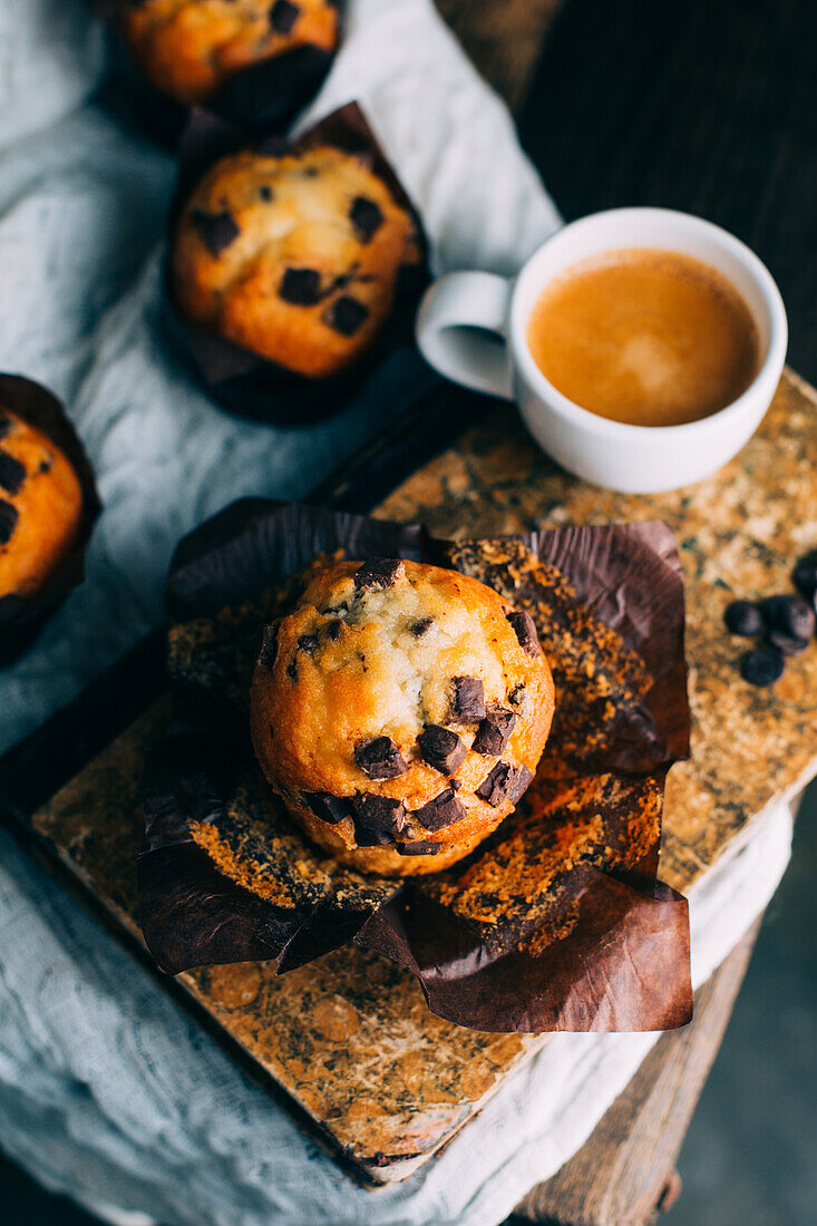 Schokoladenmuffins und Kaffeetasse auf dunklem Hintergrund