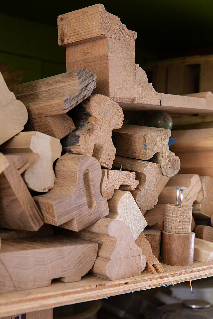 Stapel von Holzbauteilen und Holzresten in einer Werkstatt