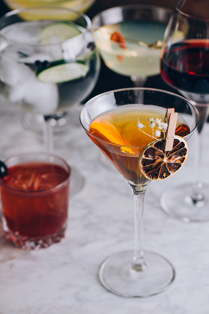 Von oben Reihe von verschiedenen zeitgenössischen klassischen Alkohol-Cocktails in verschiedenen Gläsern auf dem Tisch platziert