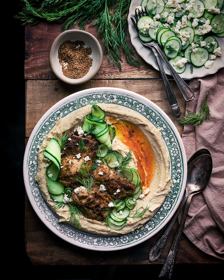 Hähnchen mit Hummus und Gurken-Feta-Salat