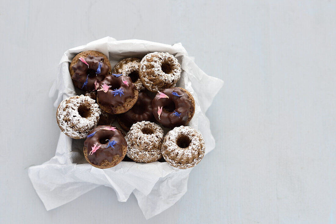 Vegane Mini-Mandel-Gugelhupfe mit Schokoladenguss und Puderzucker