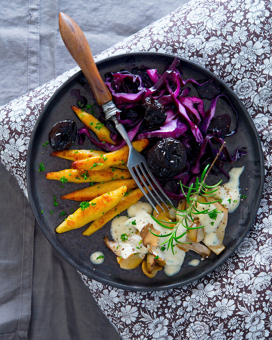 Fried potato noodles with red cabbage and mushroom sauce