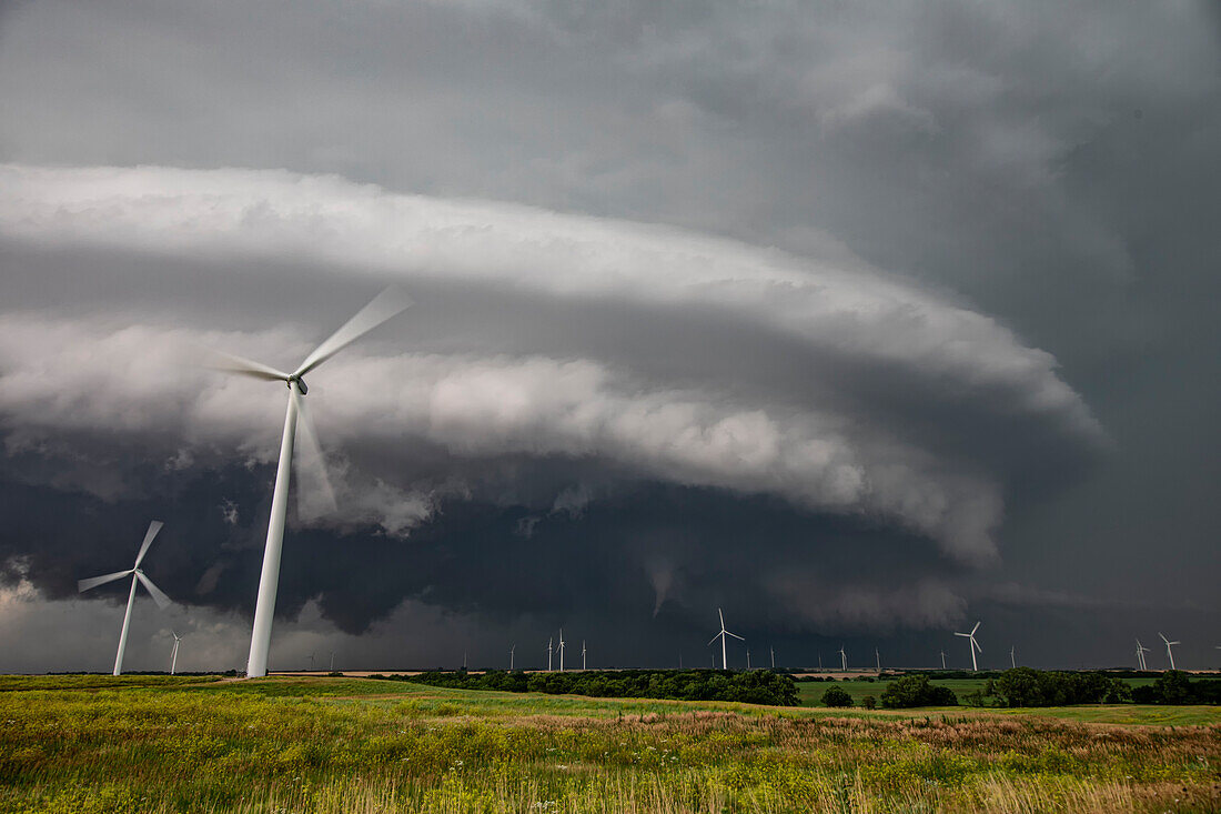 Supercell thunderstorm with funnel Kansas, USA