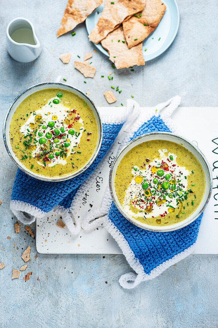 Erbsen-Brokkoli-Suppe mit Fladenbrot