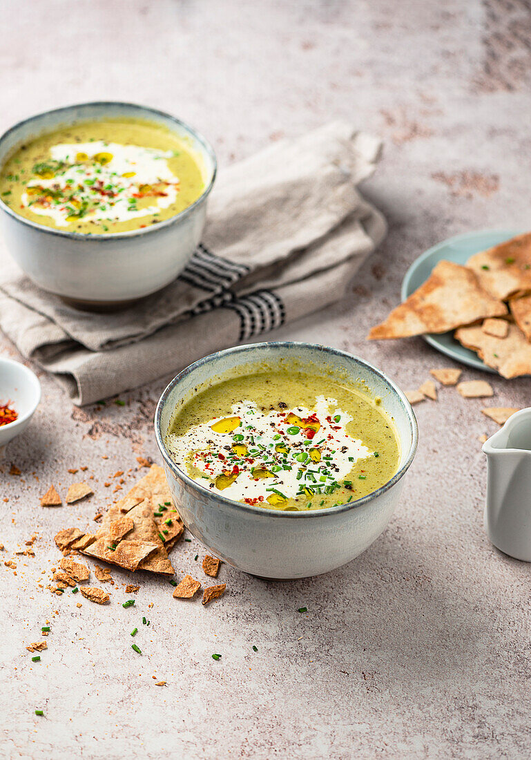 Erbsen-Brokkoli-Suppe mit Fladenbrot