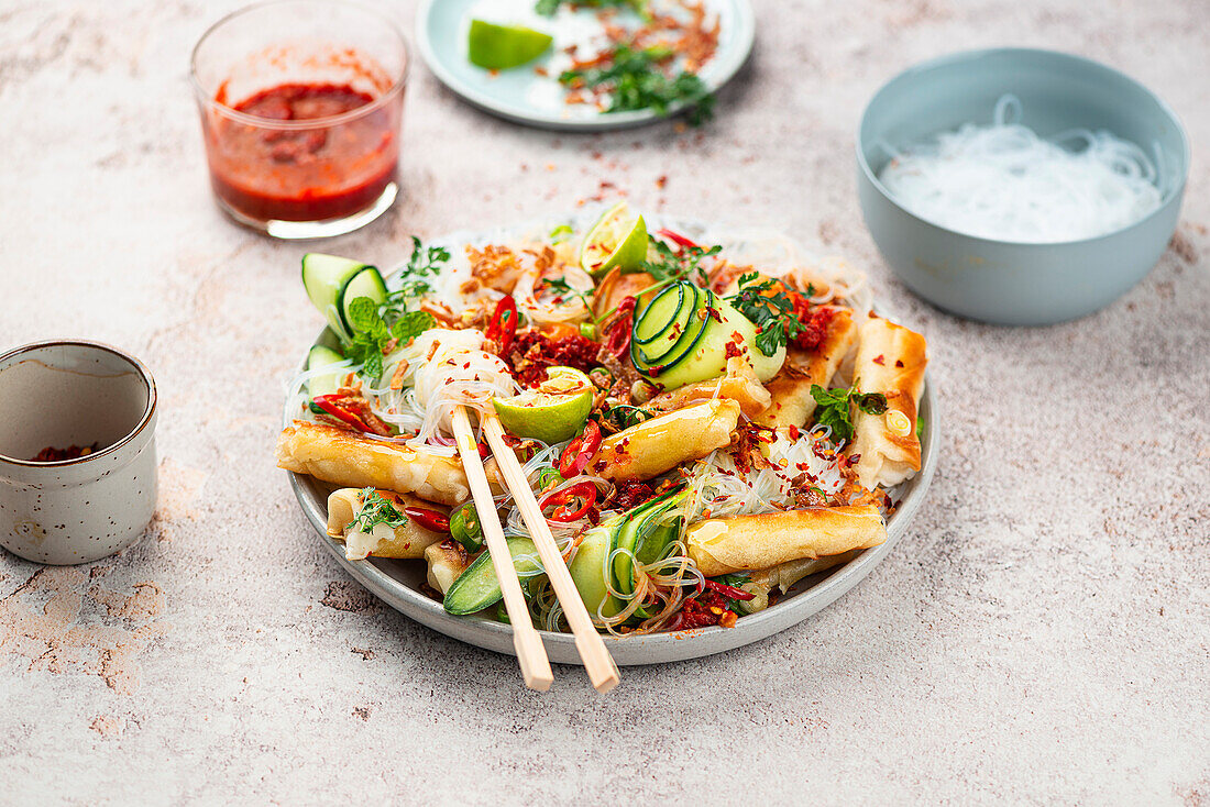 Glasnudelsalat mit Frühlingsrollen