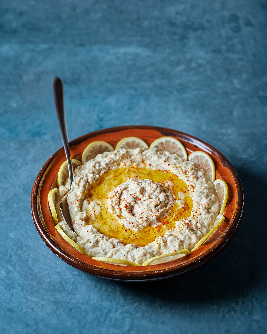 Hummus mit Zitronenscheiben