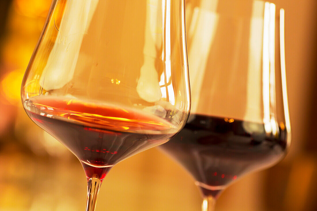 Zwei Gläser mit Rotwein
