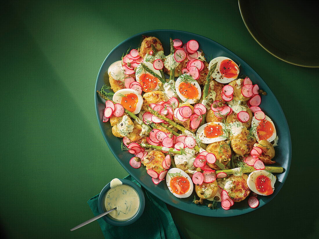 Knuspriger Jersey-Royal-Salat mit Spargel, Radieschen und Eiern