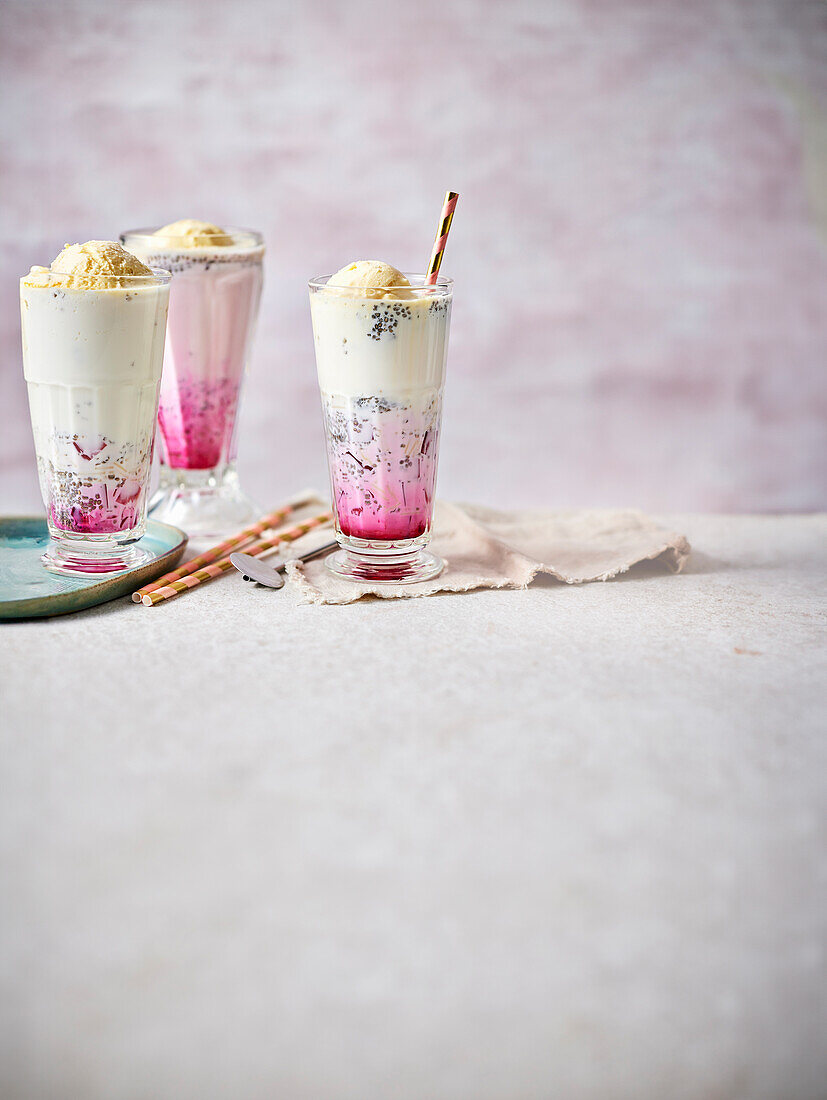 Falooda - Dessert aus Glasnudeln mit Eiscreme