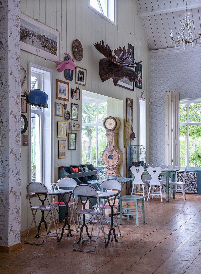 Raum im Landhausstil mit Tischen und Stühlen, Vintage-Deko und Holzboden