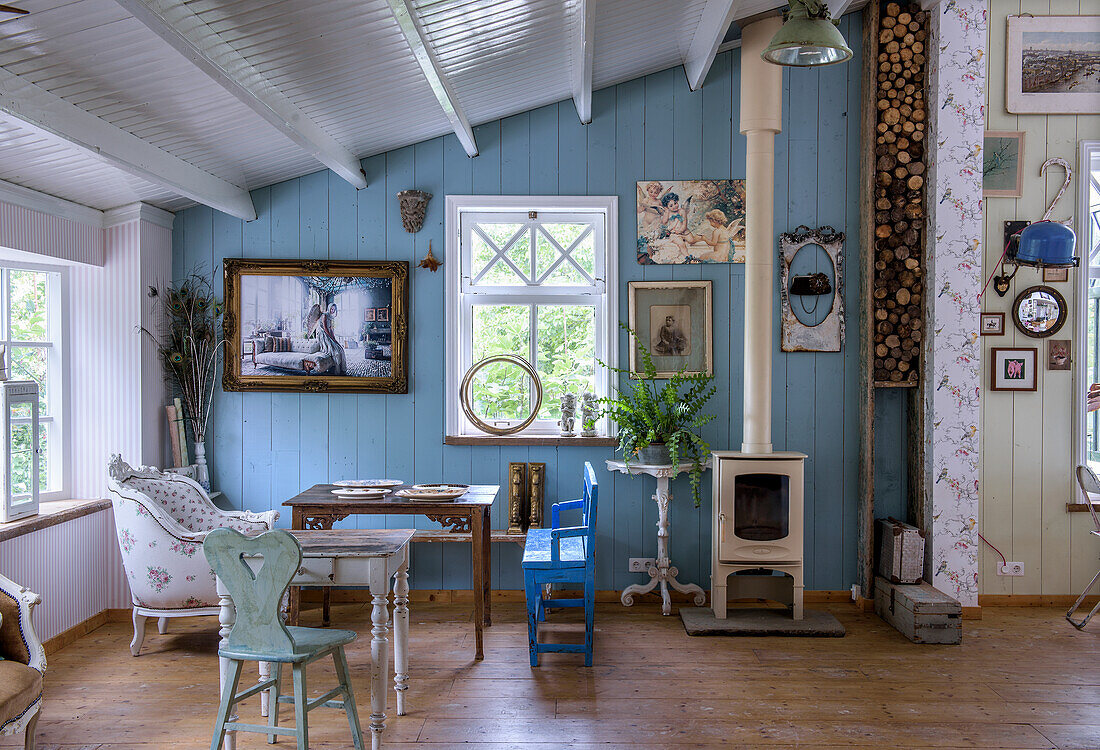 Raum im Landhausstil mit Kamin und Holzdekor