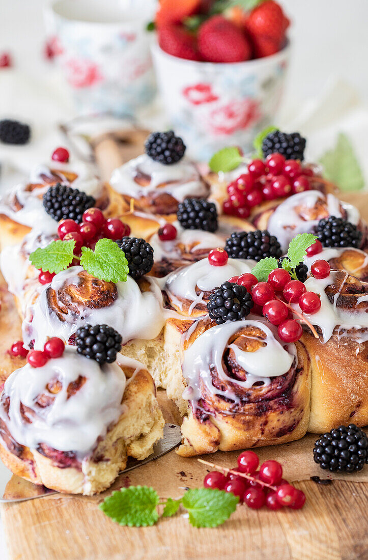 Hefeschnecken mit Beeren und Zuckerguss