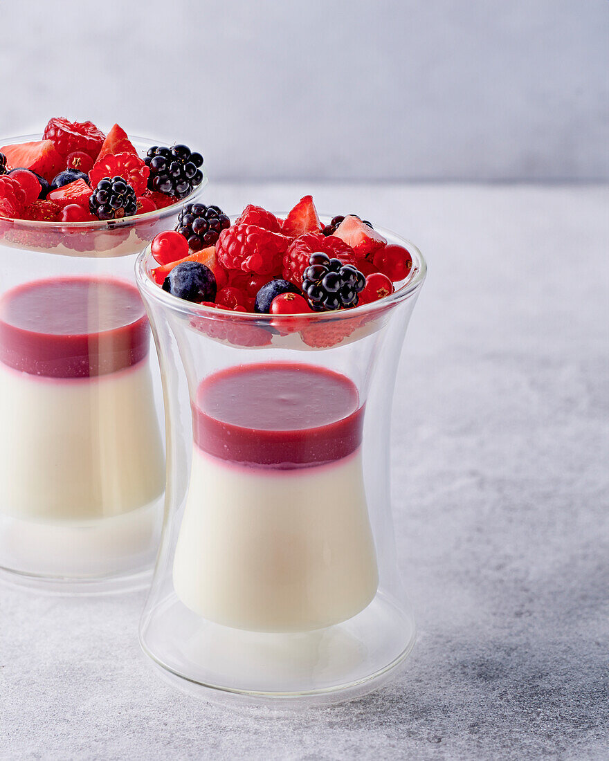 Panna Cotta mit Sommerbeeren