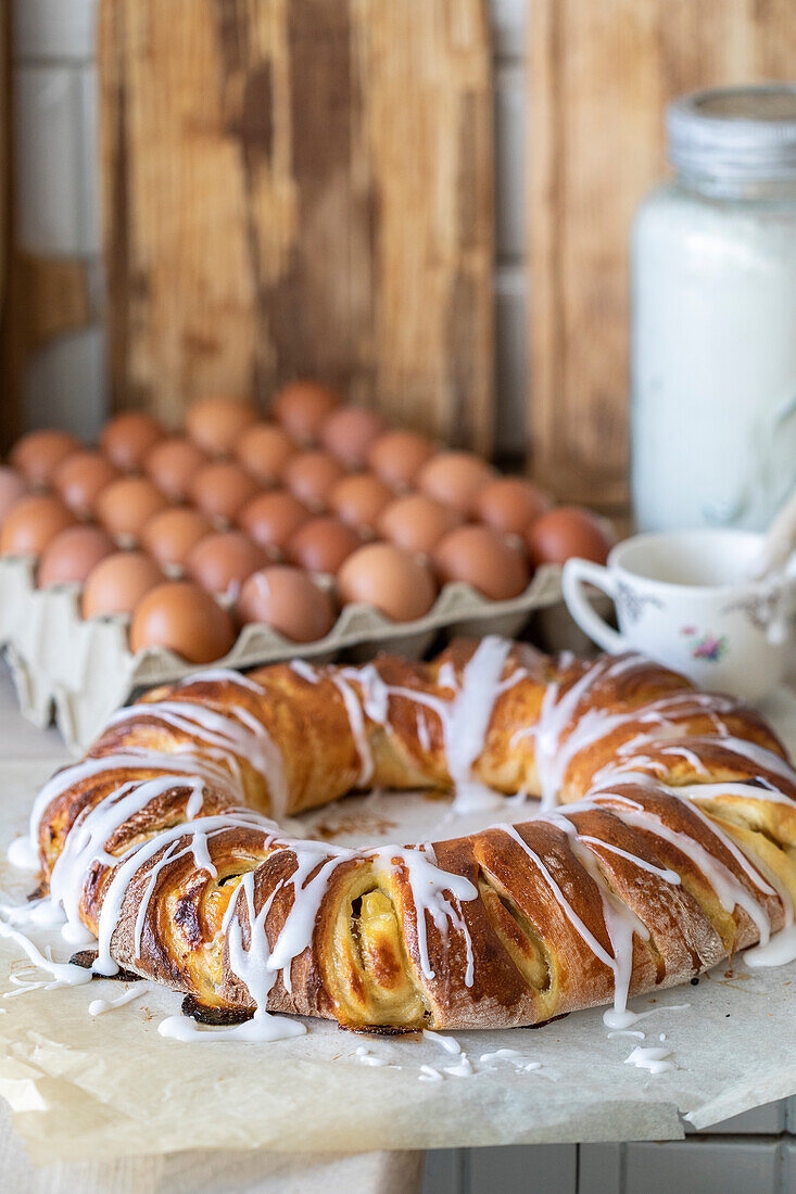 Nut wreath with sugar icing