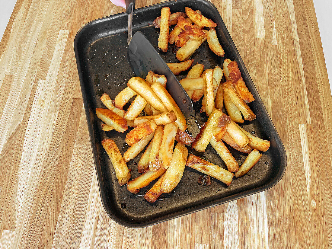 Pommes auf Backblech wenden