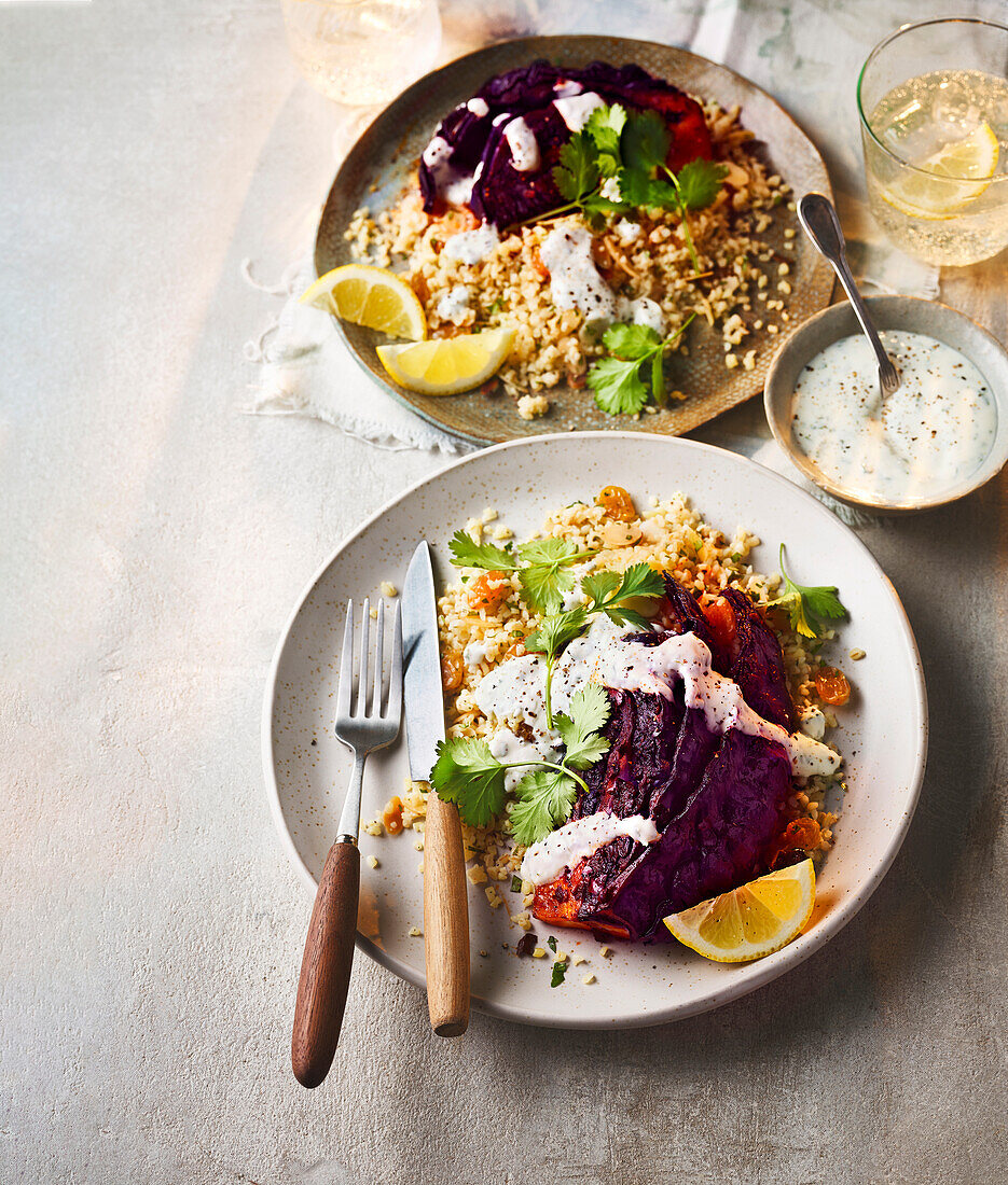 Gerösteter Harissa-Rotkohl mit Koriander-Mandel-Bulgur