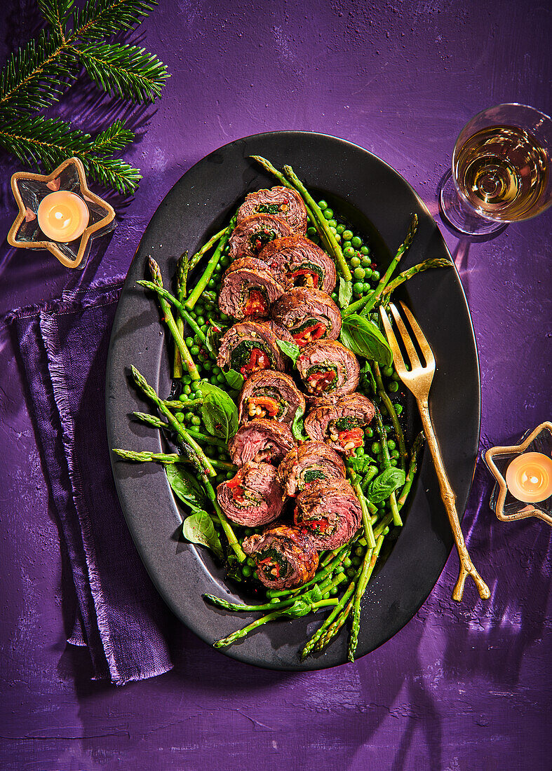 Bavette beef rolls with green asparagus and peas