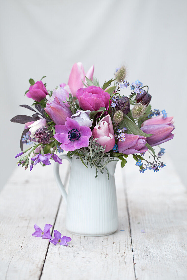 Frühlingsstrauß mit Anemonen, Tulpen (Tulipa) und Schachbrettblumen (Fritillaria meleagris)