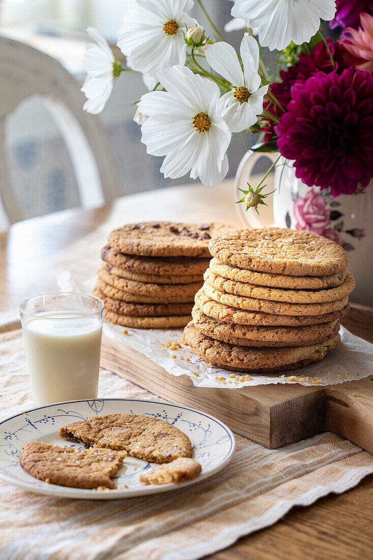 Cookies with and without chocolate drops