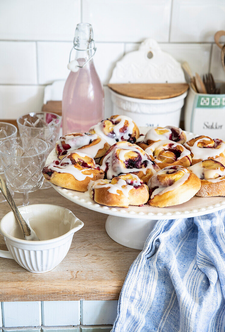 Yeast buns with berries and sugar icing