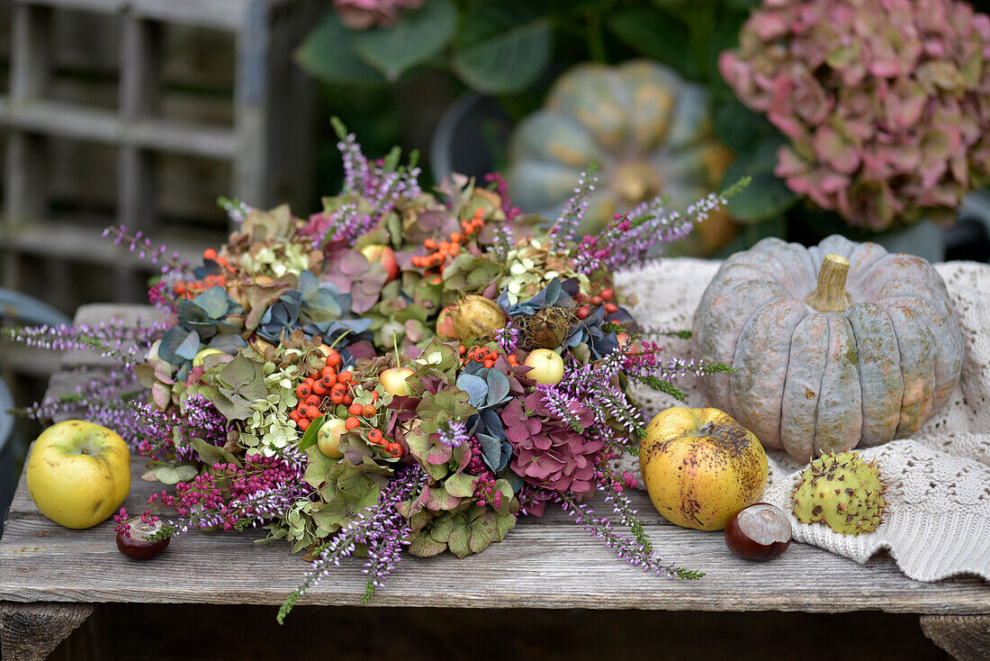 Bunter Herbstkranz mit Hortensien (Hydrangea), Heidekraut, Zieräpfeln und Vogelbeeren