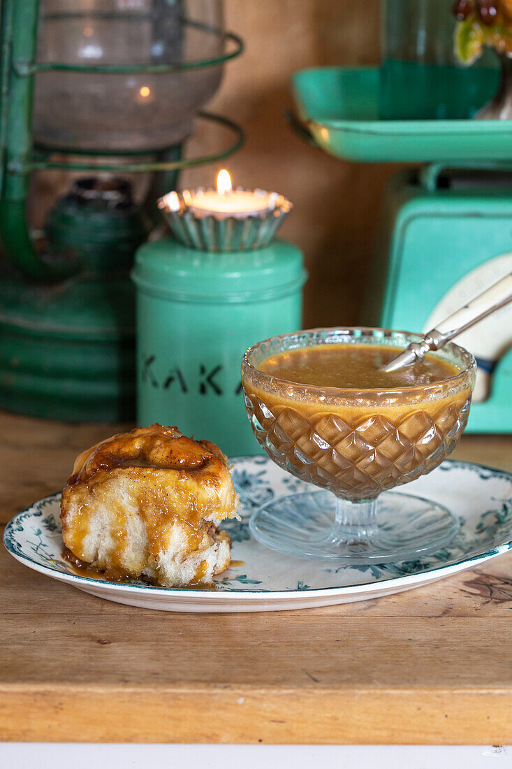 Norwegian cinnamon buns with caramel sauce