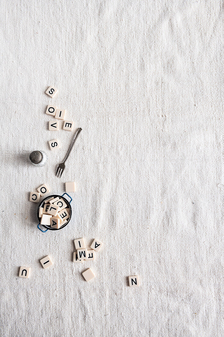 Buchstabenplättchen, Gabel, Mini-Topf und Salzstreuer