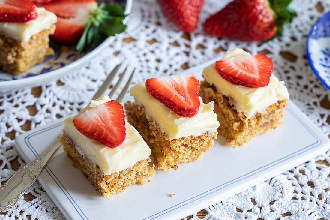 Muesli cake with vanilla topping and strawberries