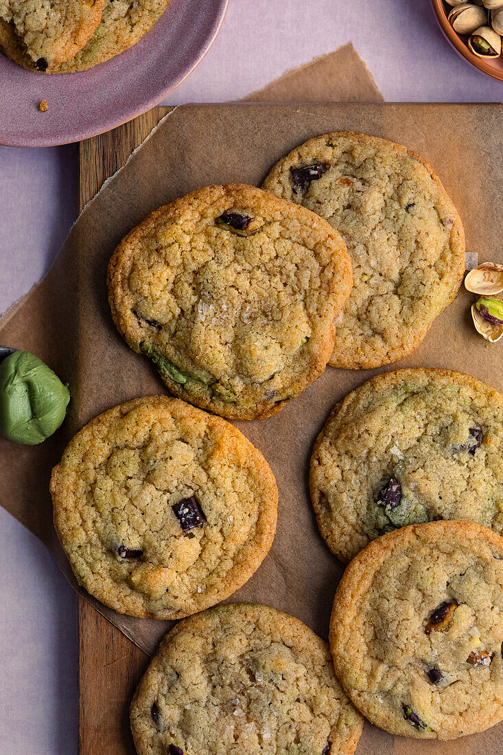 Vegan pistachio cookies with chocolate