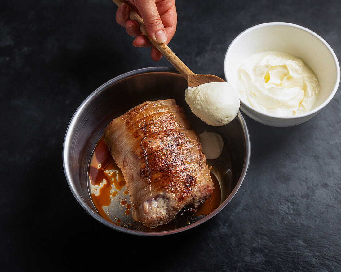 Angebratener Schweinerollbraten mit Crème fraîche