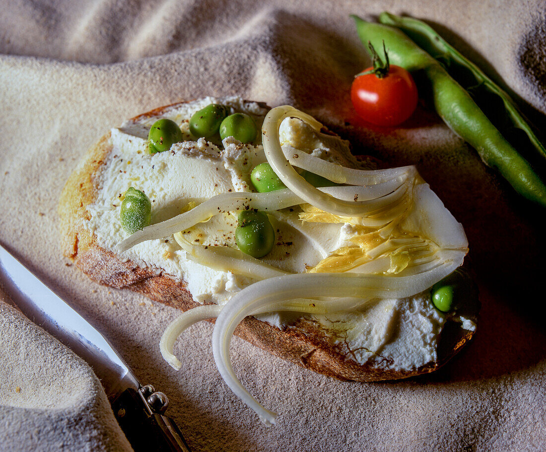 Sandwich with Beaufort, fennel, peas and tomato