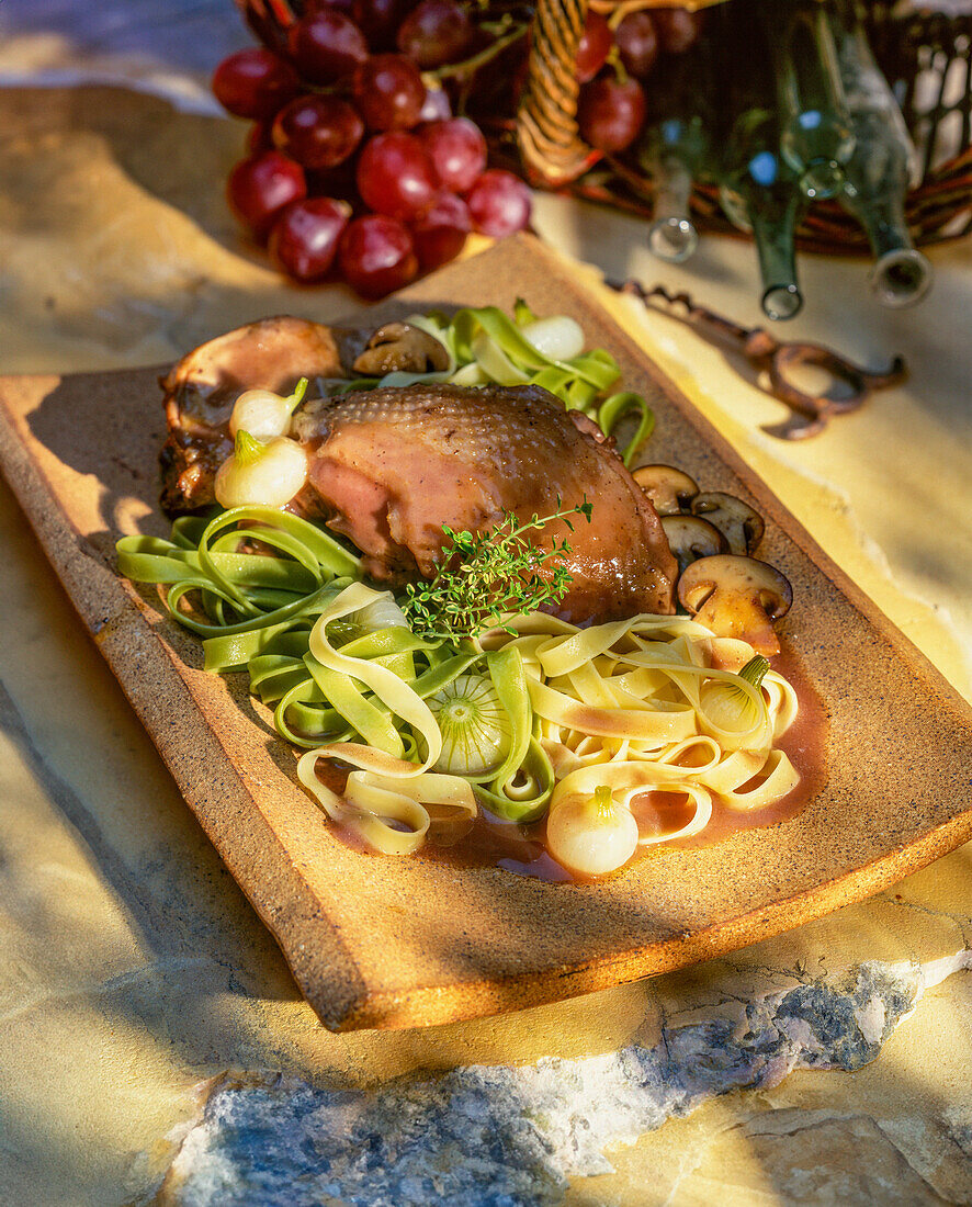 Coq au Vin mit Tagliatelle und Pilzen