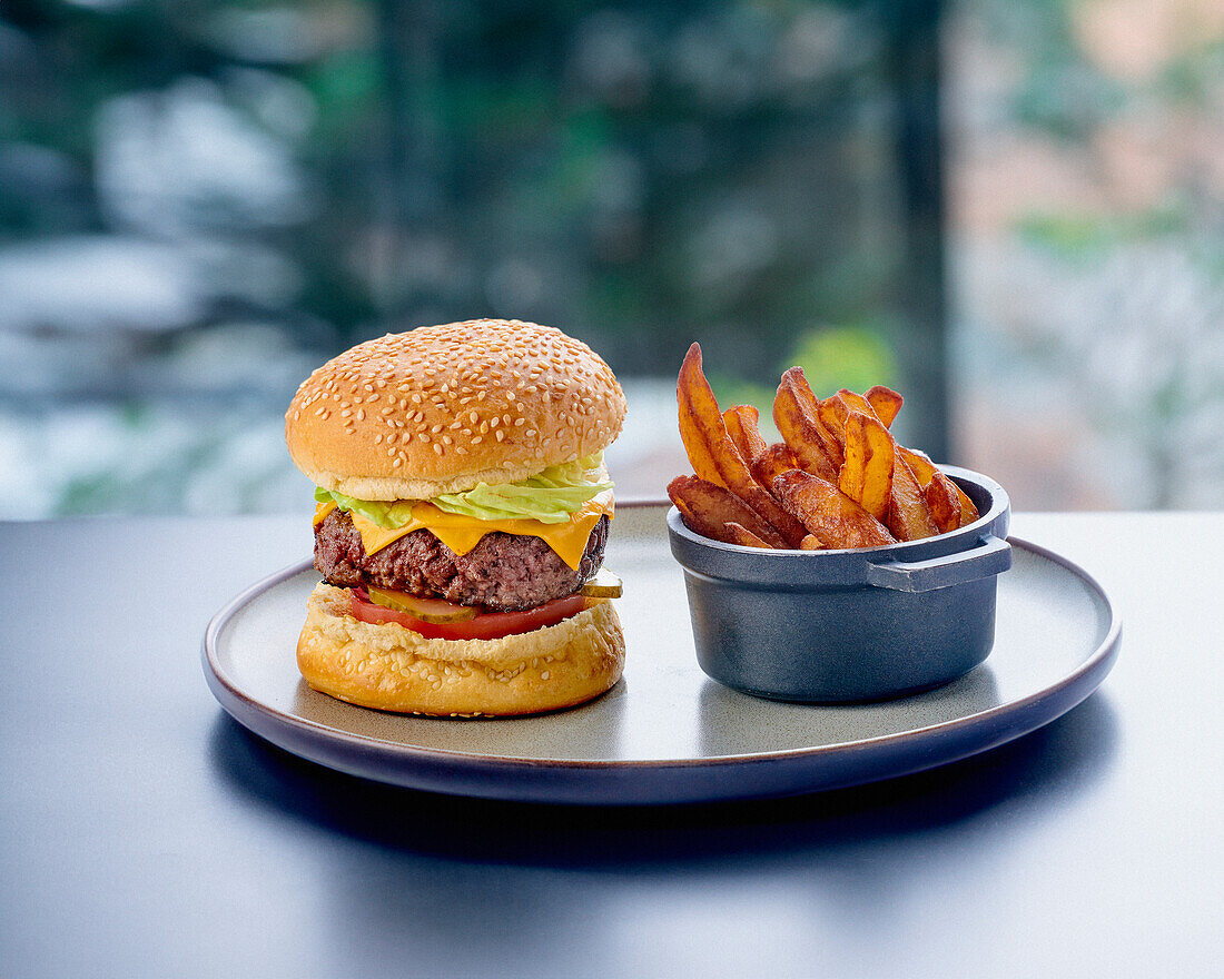 Cheeseburger mit Cheddar und Süßkartoffel-Pommes