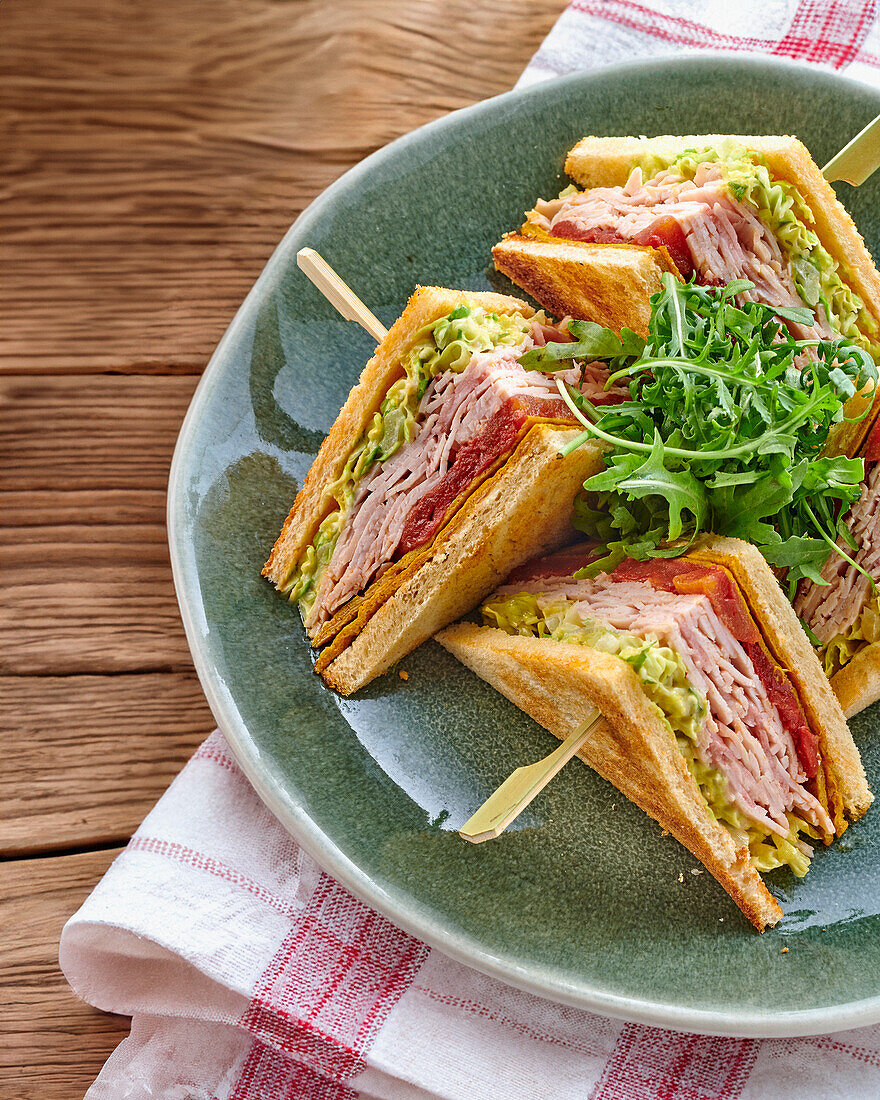 Club Sandwich mit Schinken, Käse und Salat