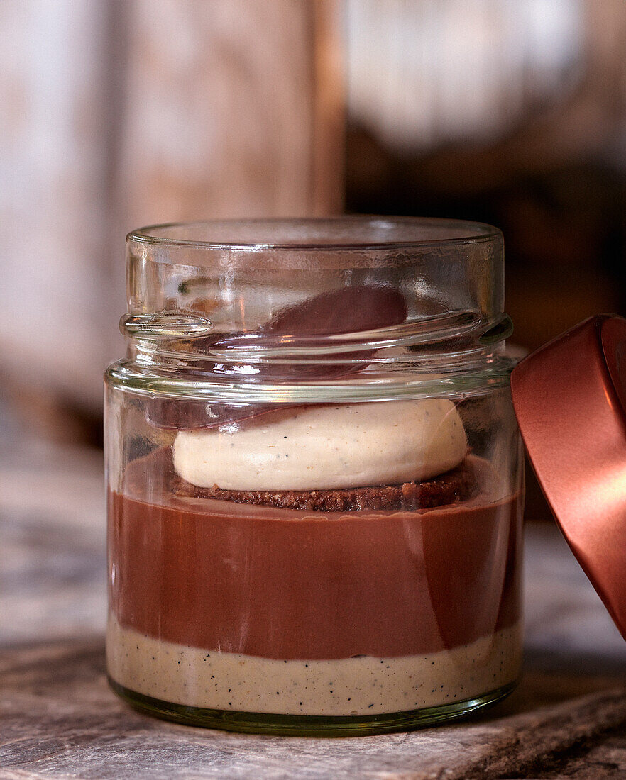 Schokoladencremeux mit Manjari-Schokolade in einem Glas