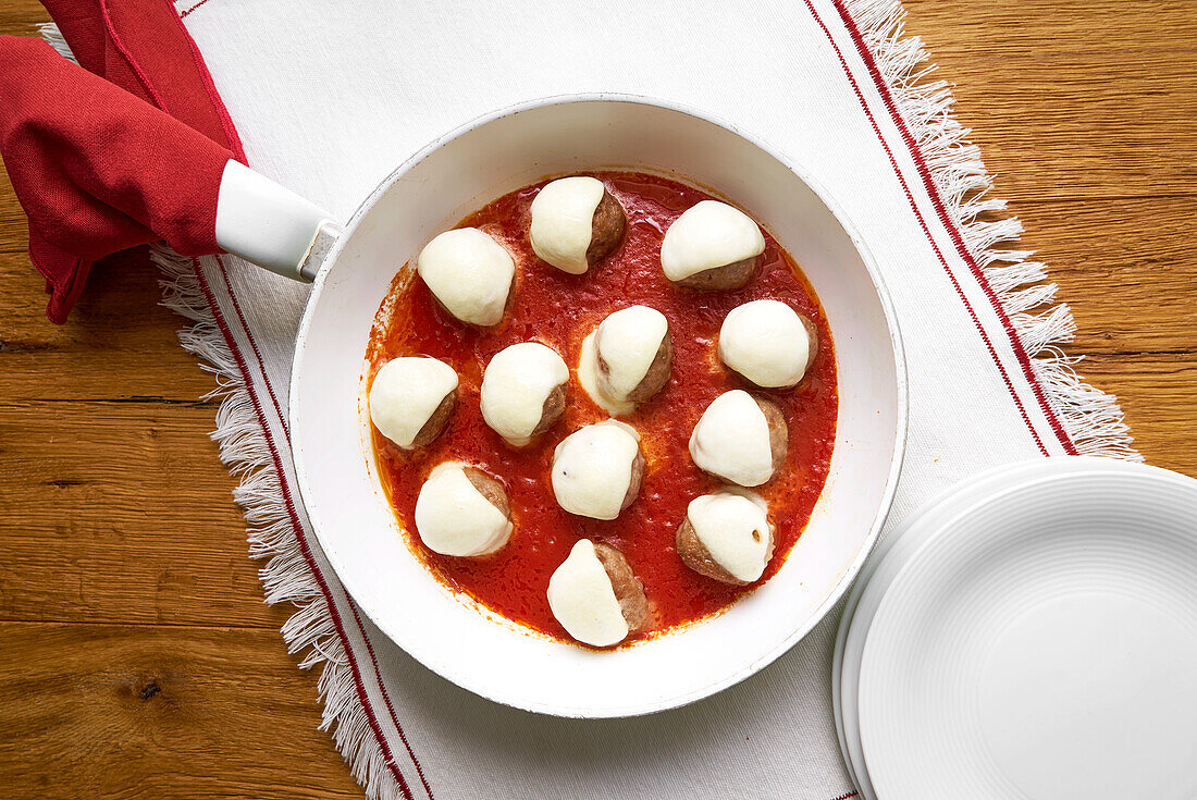 Fleischbällchen mit Mozzarella auf Tomatensauce