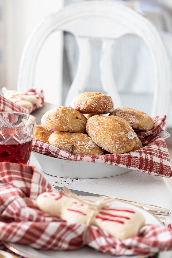 Frühstücksbrötchen und Brotteig-Schneemann