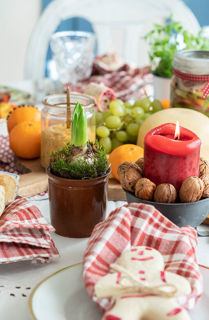 Weihnachtsbrunch mit Brotteig-Schneemann