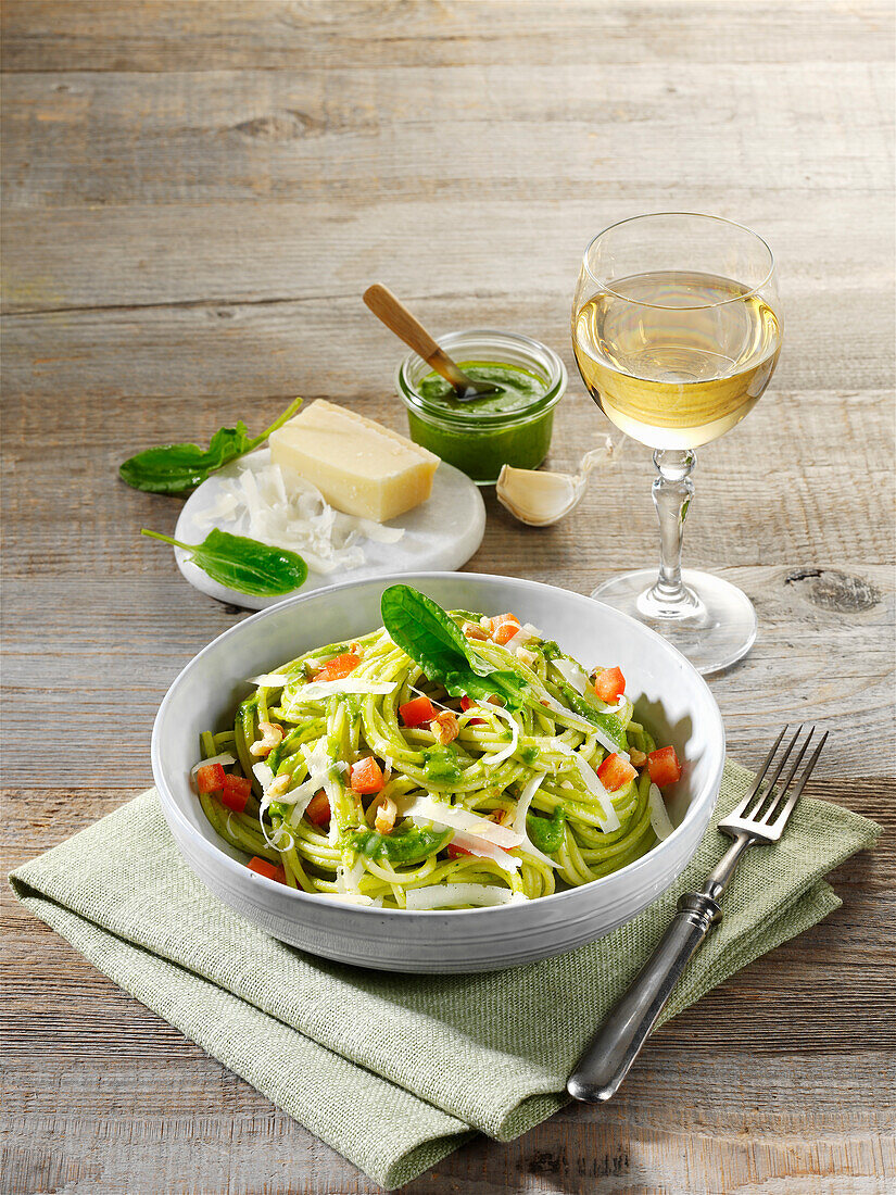  Spaghetti with sorrel pesto. For the small household, inexpensive with spring herbs 