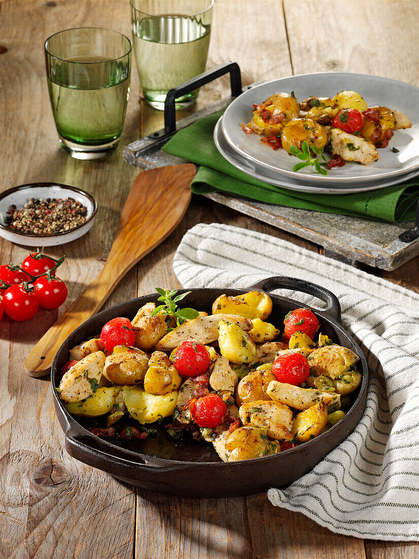 Hearty farmer's pan with chicken and potatoes from the oven