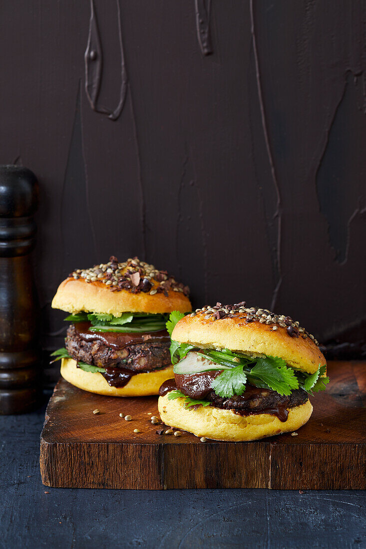 Burger mit Kichererbsen-Bohnen-Patties, Schokoladensauce und Koriander