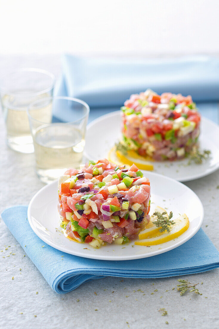 Frisches Thunfisch-Tartar im griechischen Stil