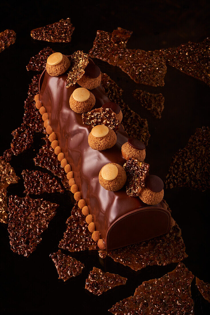 Bûche de Noël au chocolat with popelini