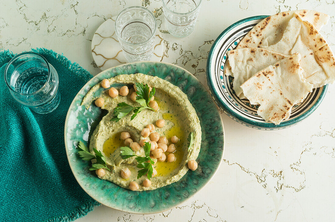 Orientalisches Avocado-Hummus