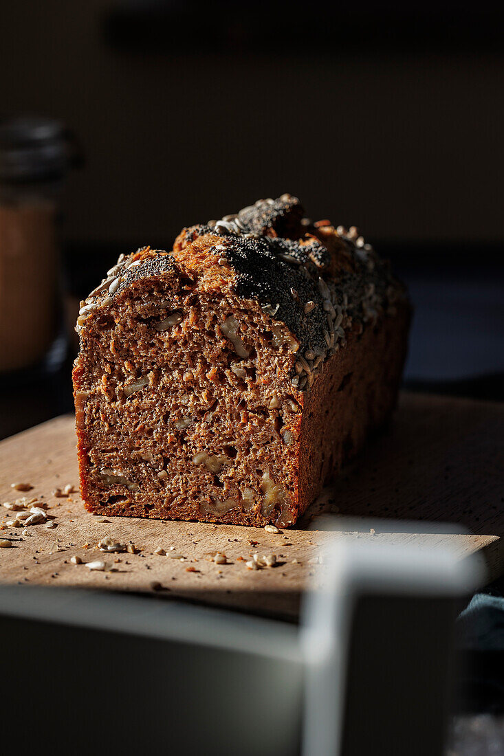 Frisch gebackenes Vollkornbrot mit Saaten