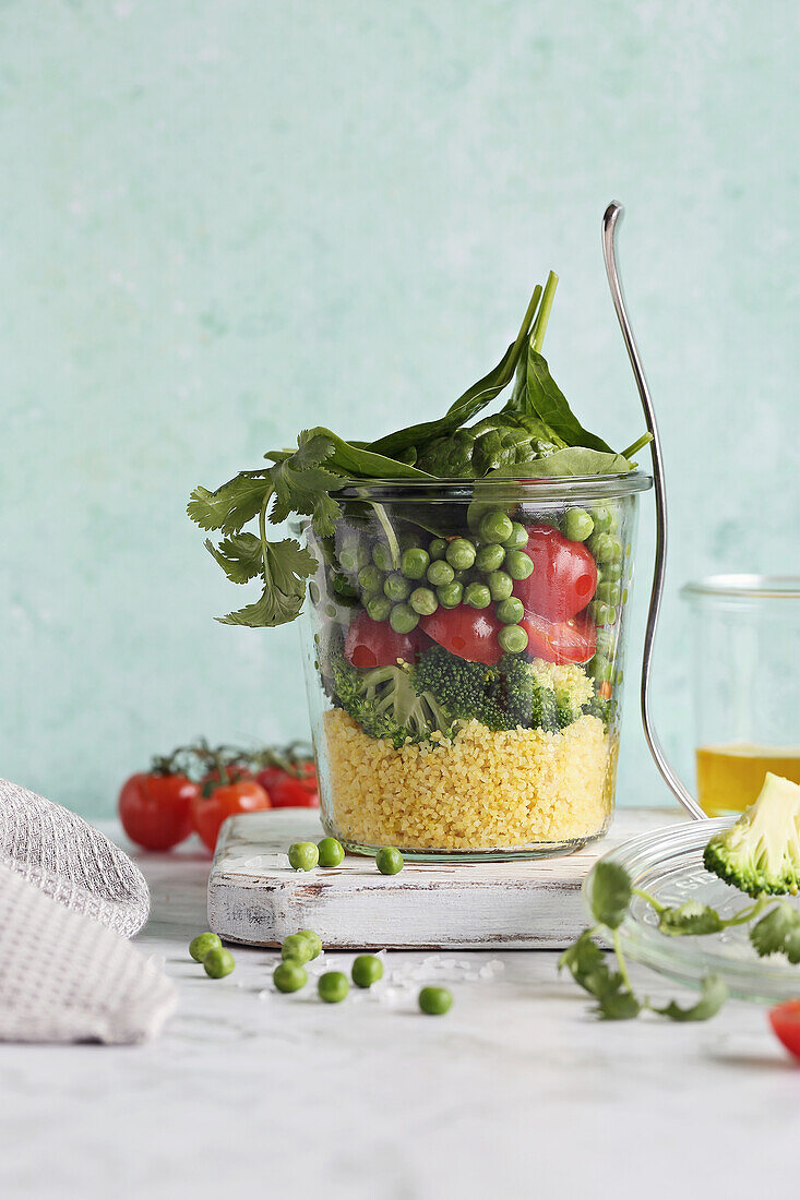 Salat im Glas mit Couscous, Gemüse und Spinat