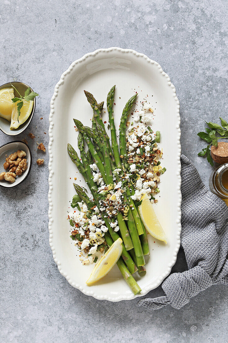 Green asparagus with goat's cheese, walnuts and herbs